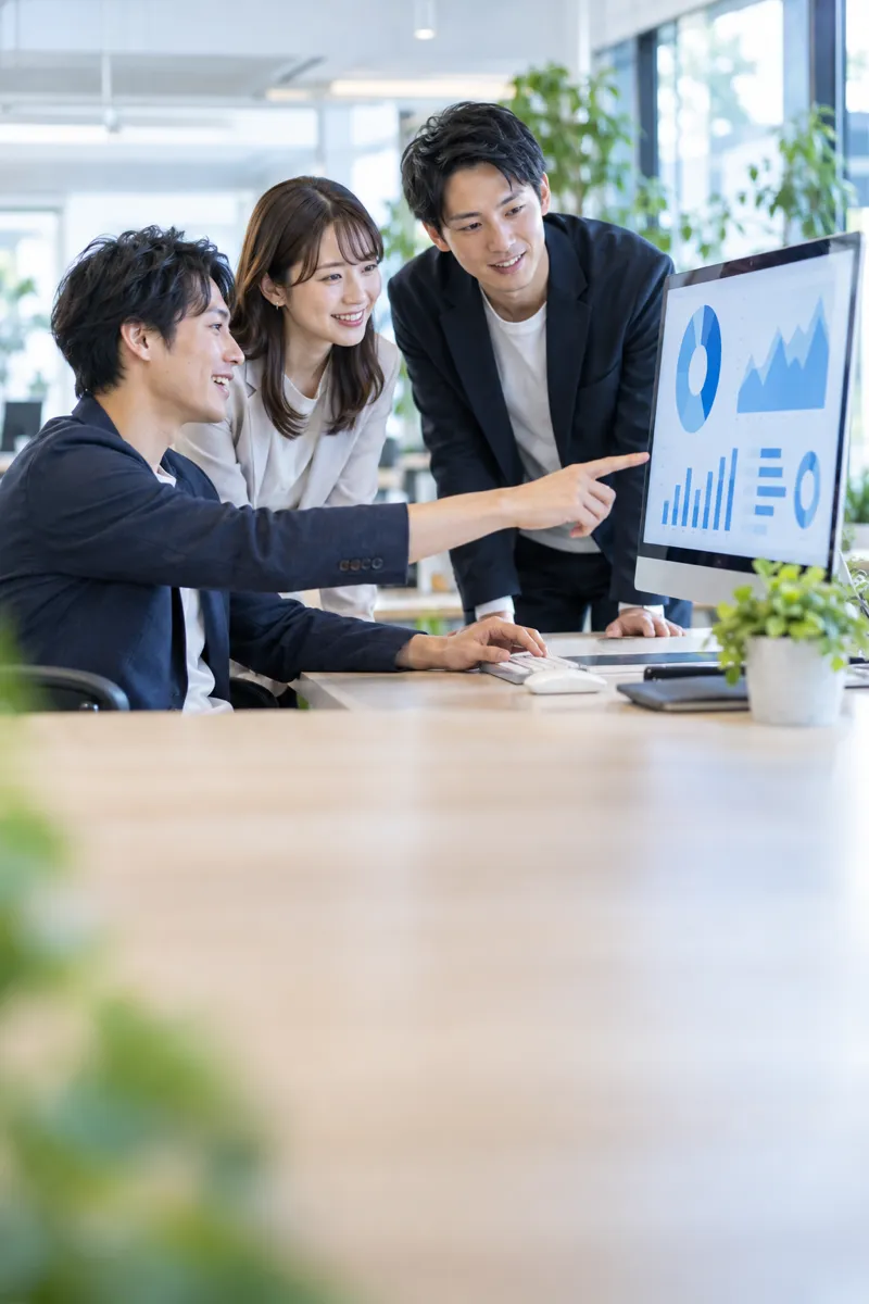 業務システムを使いこなすオフィスの社員たち